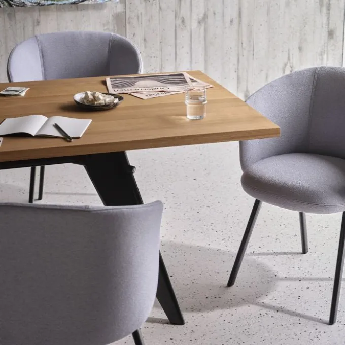 Em Table