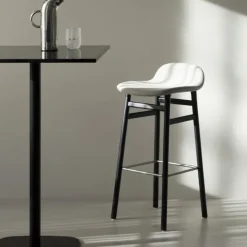 Tabouret de bar Form pied en chêne noir