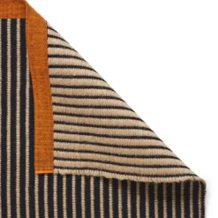 Tapis noir Line - New Zealand Wool