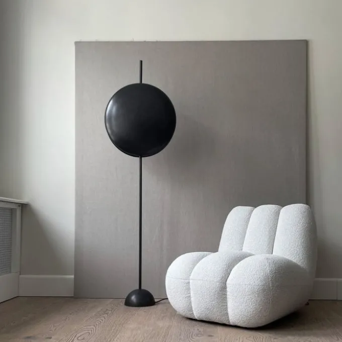 Toe Lounge Chair